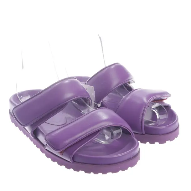 Slides, in Lila, Gia Borghini