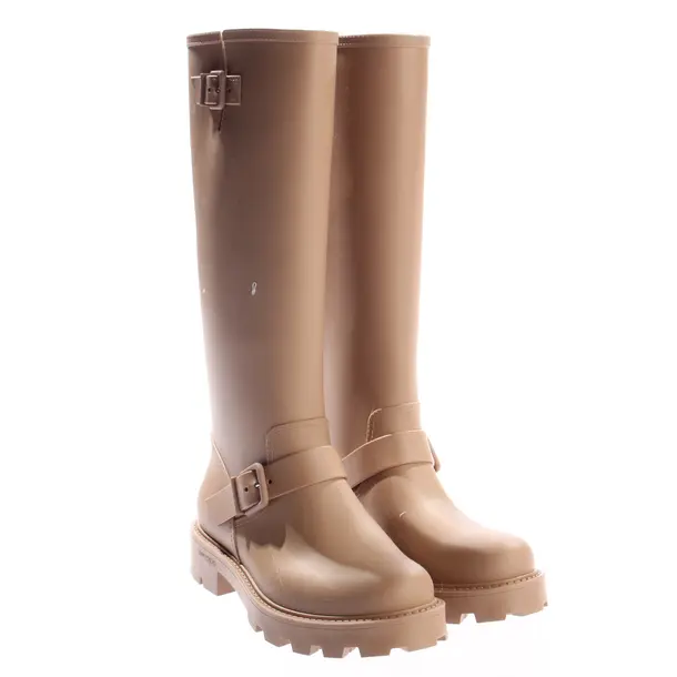 Stivali di gomma, in Nudo, Jimmy Choo