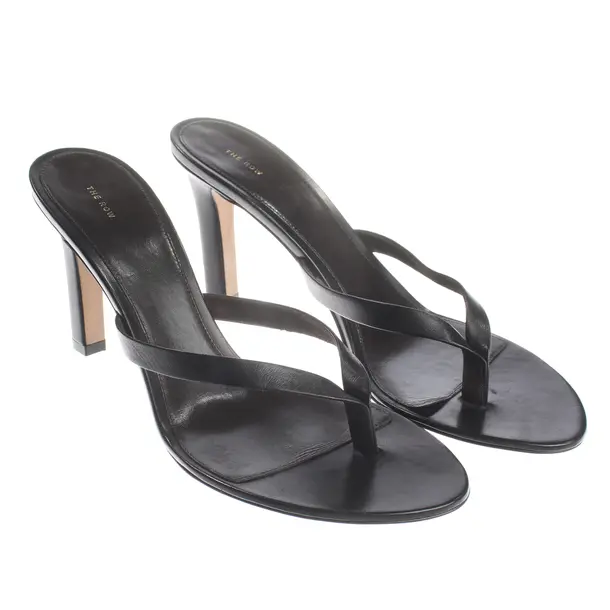 Sandali, in Nero, La fila