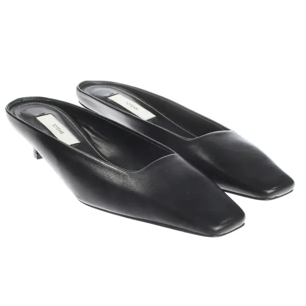 Hohe Pantoletten, in Schwarz, Totême