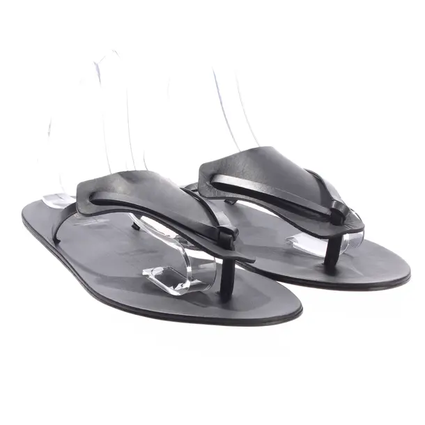 Sandali, in Nero, La fila