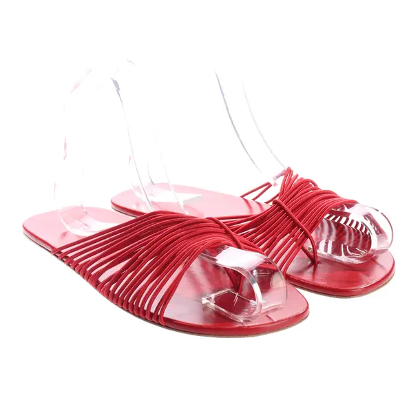 Sandali, in Rosso, La fila