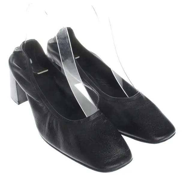 Pumps, in Black, Closed