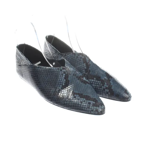 Flats, in Blue, Closed