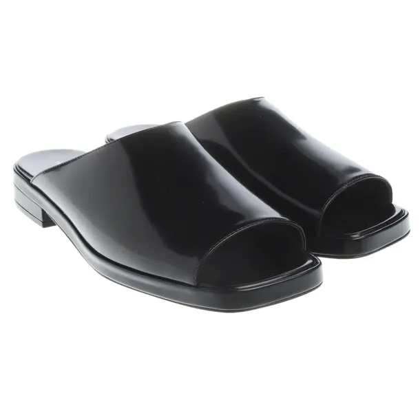 Sandali, in Nero, La fila