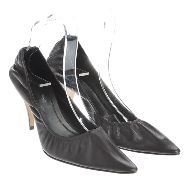 Pompe, in Marrone scuro, La fila