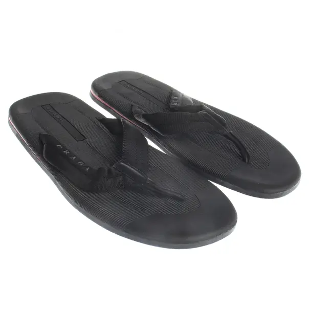 Slides, in Schwarz, Prada