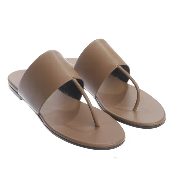 Sandali, in Marrone, La fila