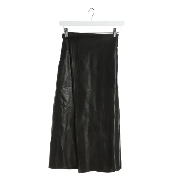 Rock in Schwarz, Leder, Maje