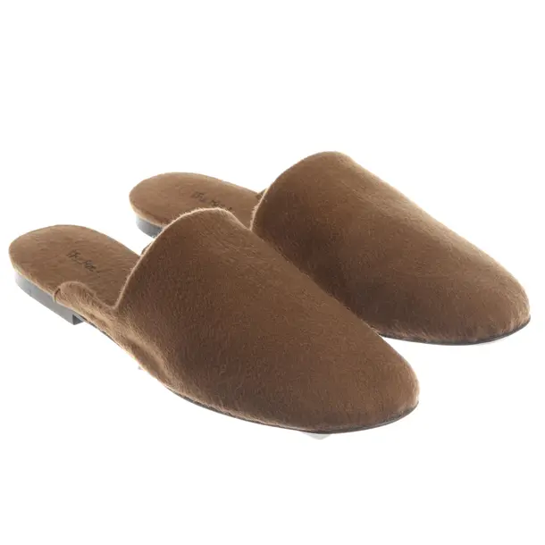 Pantofole, in Marrone, La fila