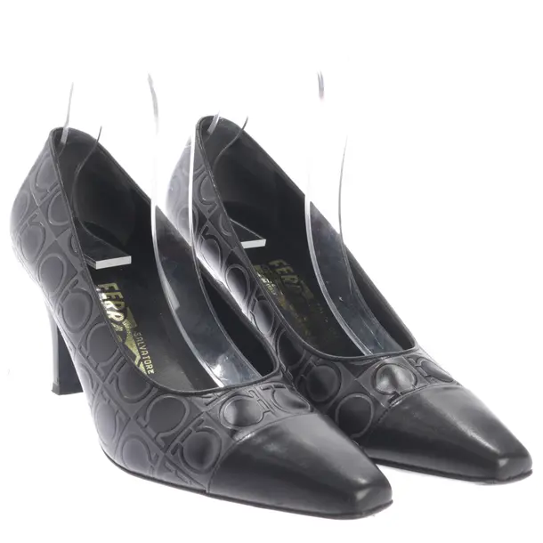 Pumps in Black, , Salvatore Ferragamo
