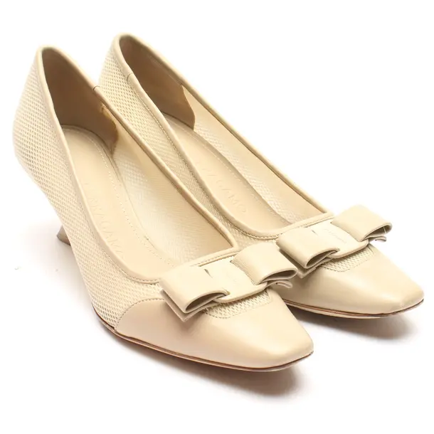 Pumps in White, , Salvatore Ferragamo