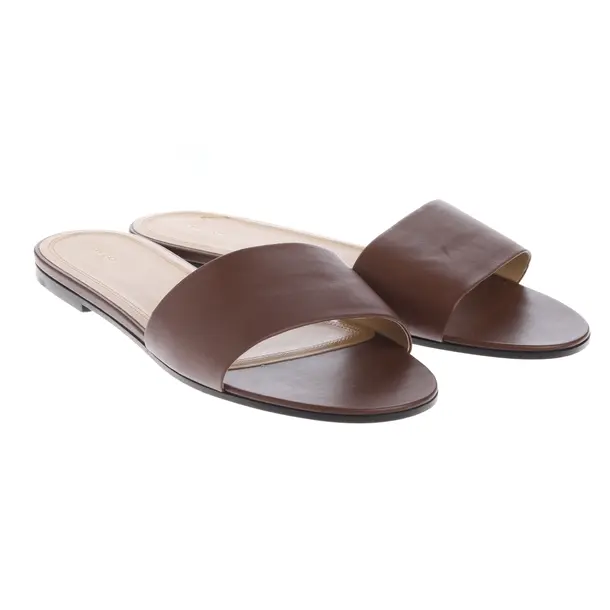 Sandali, in Marrone, La fila