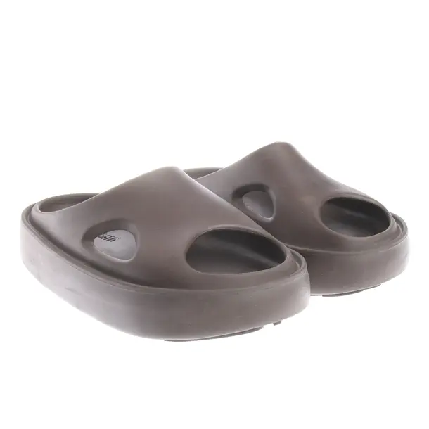 Slides in Braun, , Axel Arigato