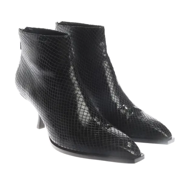 Ankle Boots, in Black, Lola Cruz