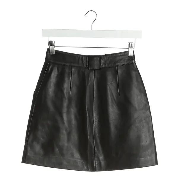 Rock in Schwarz, Leder, Maje