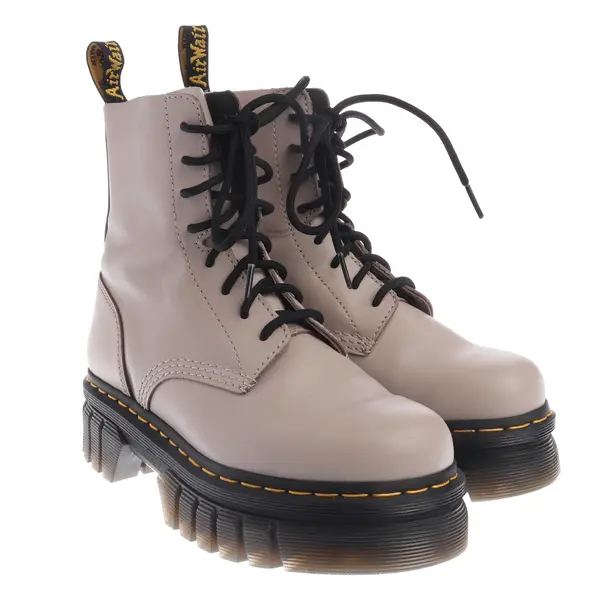 Boots, in Beige, Dr. Martens