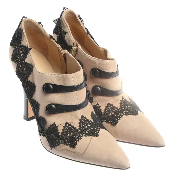Pumps in White, , Manolo Blahnik